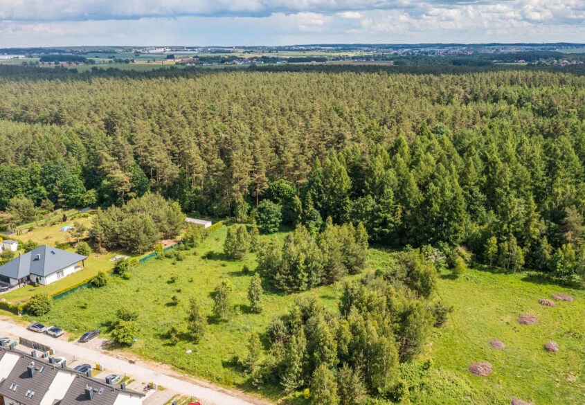 Piękna działka pod lasem 2257 m2 z wydaną WZKą!!.