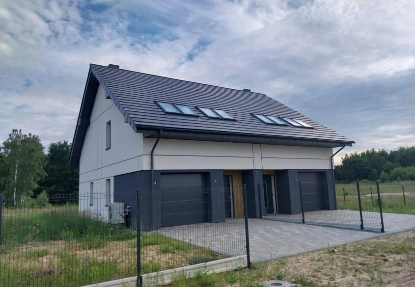 Nowoczesny bliźniak przy lesie – Przyjaźń