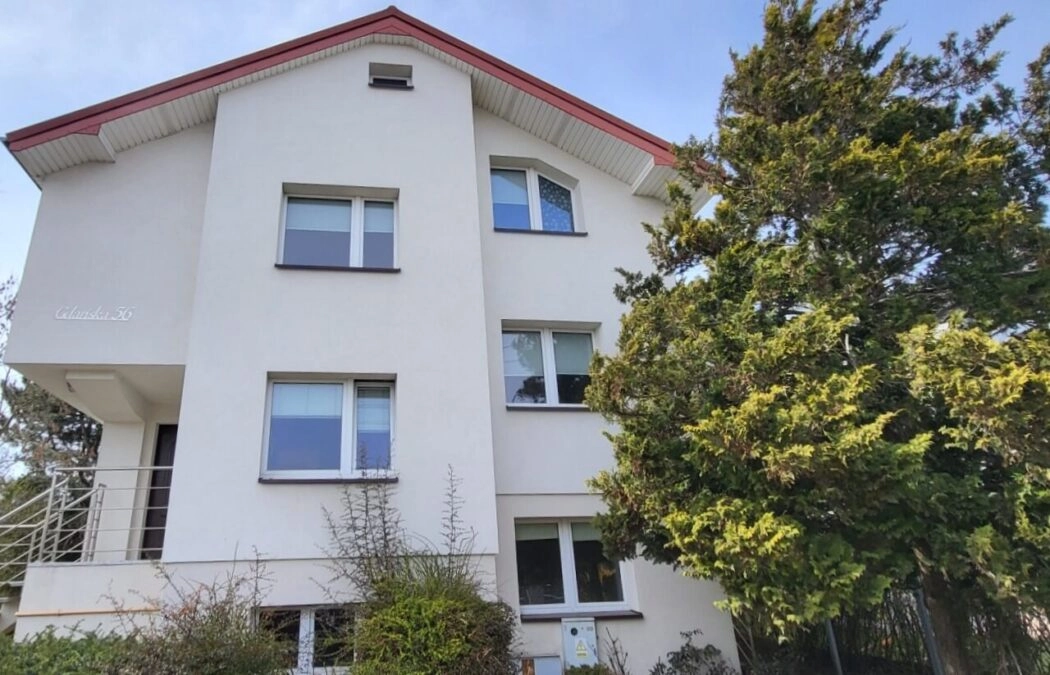 Dom podzielony na 2 mieszkania oraz dom w ogrodzie