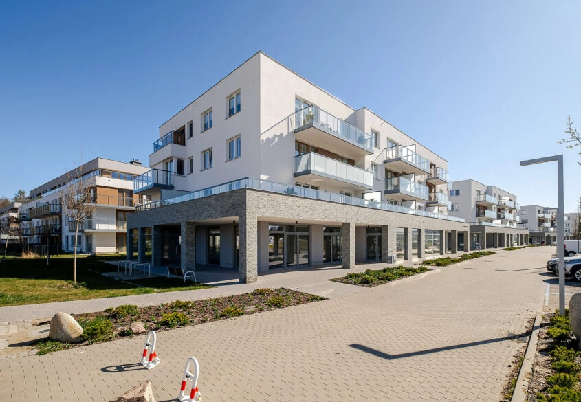 Narożny Lokal 83m2. Duże witryny! 2 wejścia!