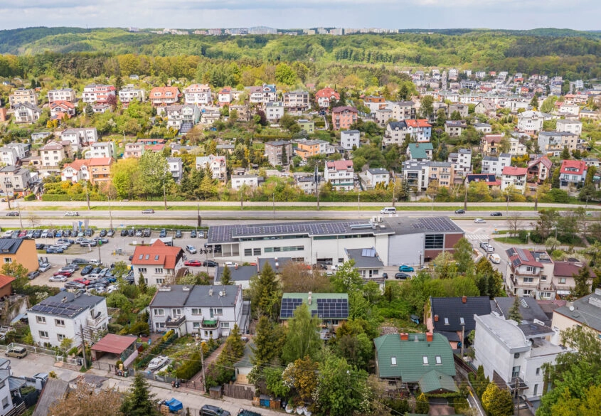 Kilka budynków gosp. | 13KW foto | Urządzony ogród