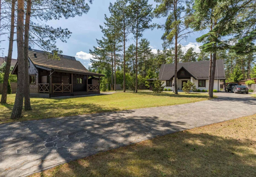 Dwa domy na działce 1823 m² – gotowa inwestycja