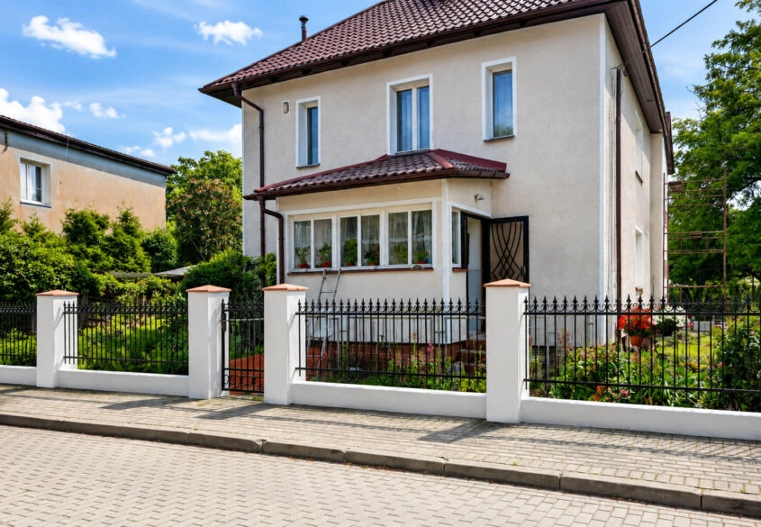 Rodzinny dom z klimatem i potencjałem- duży ogród
