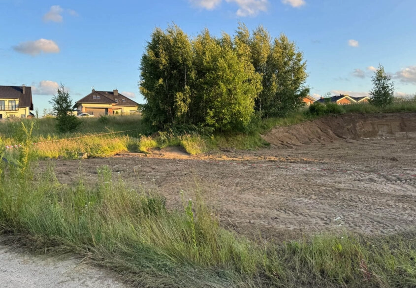 Płaska, słoneczny ogród, w pobliżu las i jezioro!