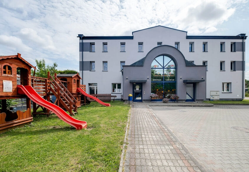 Budynek z przedszkolem i żłobkiem. 19 garaży.