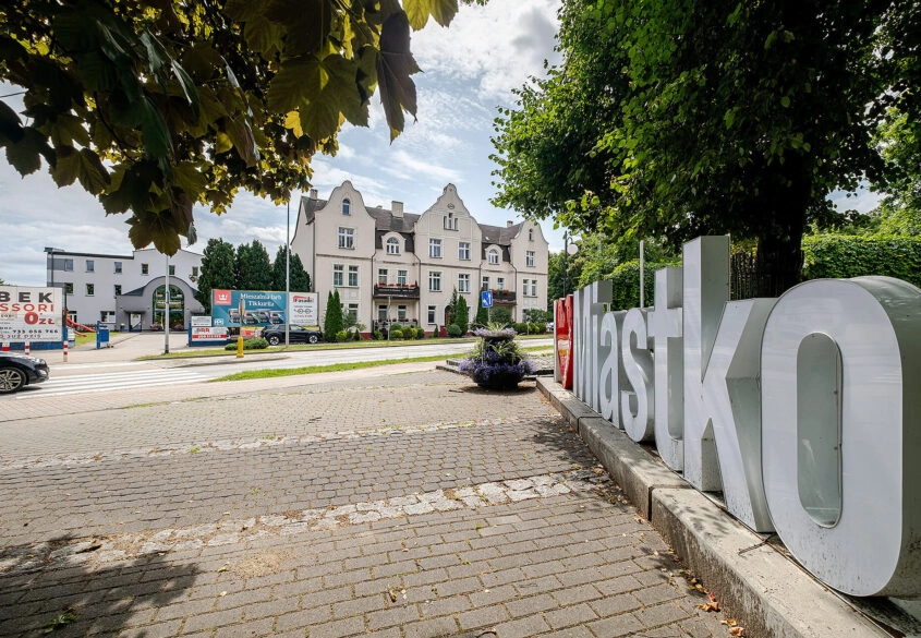 Budynek z przedszkolem i żłobkiem. 19 garaży.