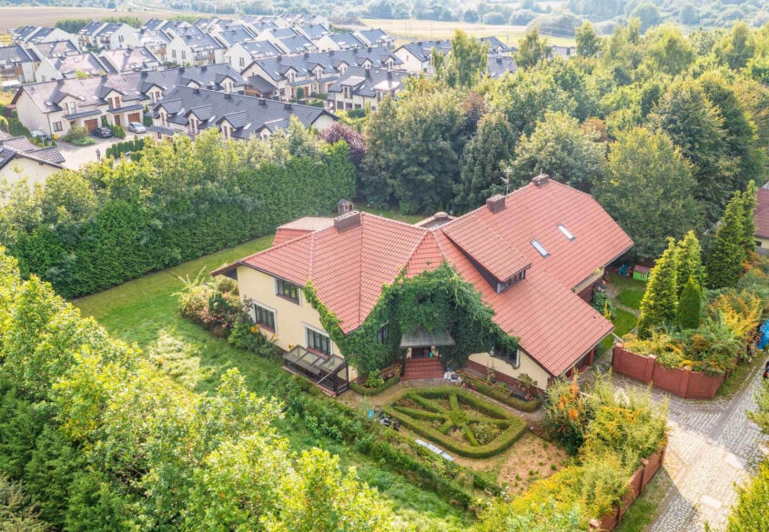 Duży dom (dwie rodziny), działka prawie 8.000 m2