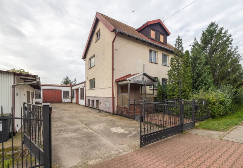 Dom z ogrodem i zapleczem gospodarczym