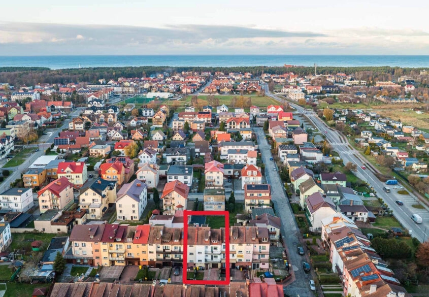 DOM Z 6 NIEZALEŻNYMI APARTAMENTAMI W ŁEBIE