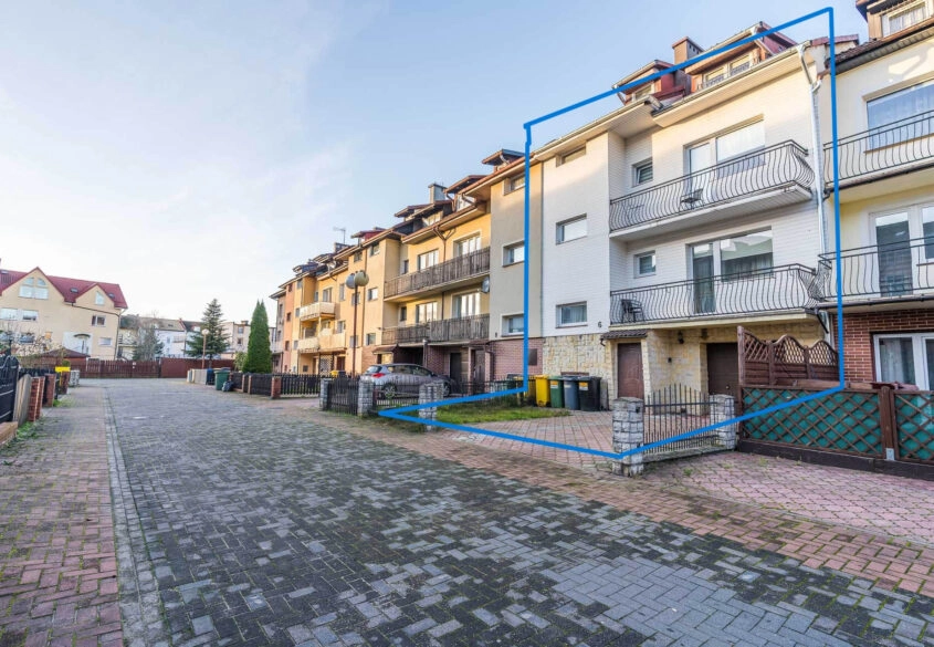 DOM Z 6 NIEZALEŻNYMI APARTAMENTAMI W ŁEBIE