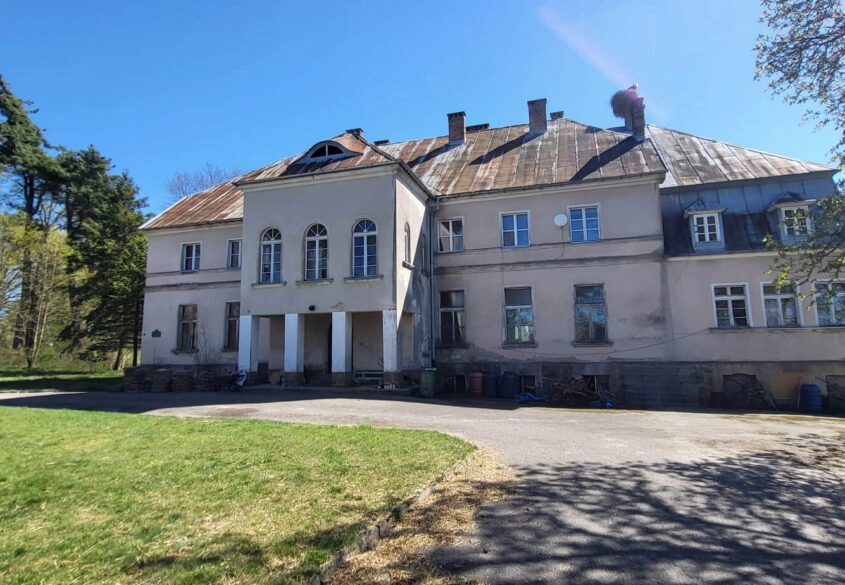Pałac z XVIII wieku w Gostkowie koło Bytowa