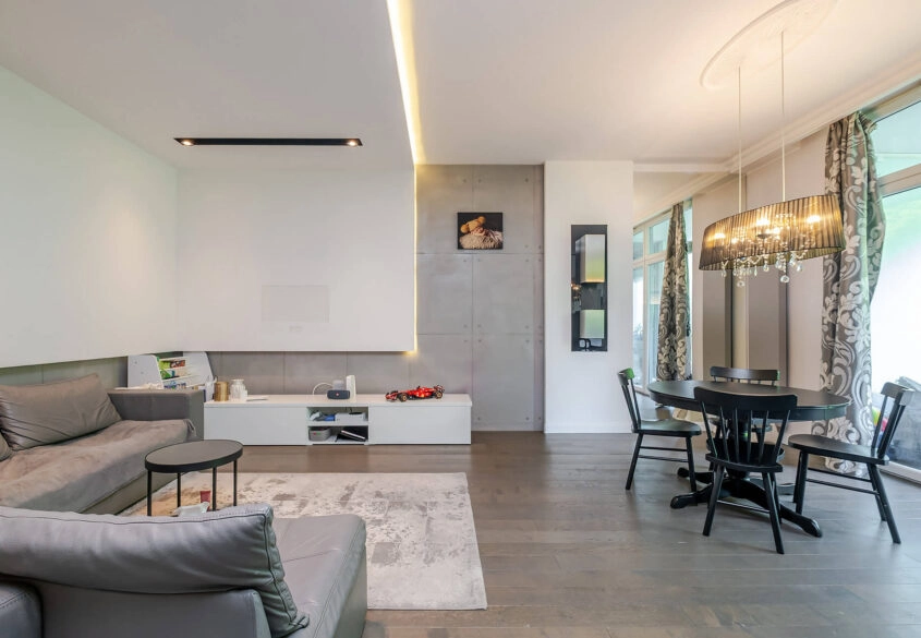 Apartament z widokiem na las, komórka i hala gar.
