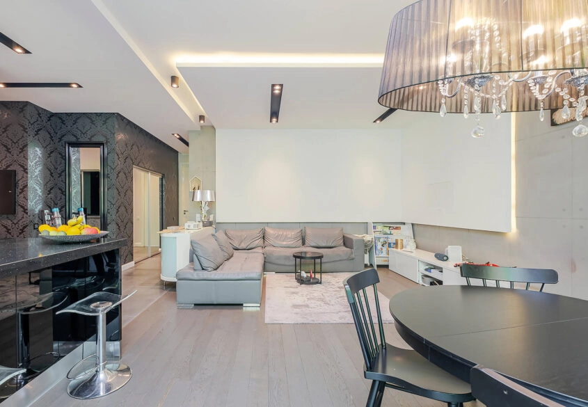 Apartament z widokiem na las, komórka i hala gar.