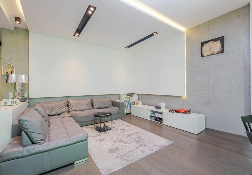 Apartament z widokiem na las, komórka i hala gar.