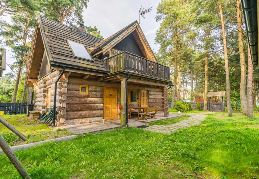 Dwa klimatyczne i urocze domy z bali świerkowej