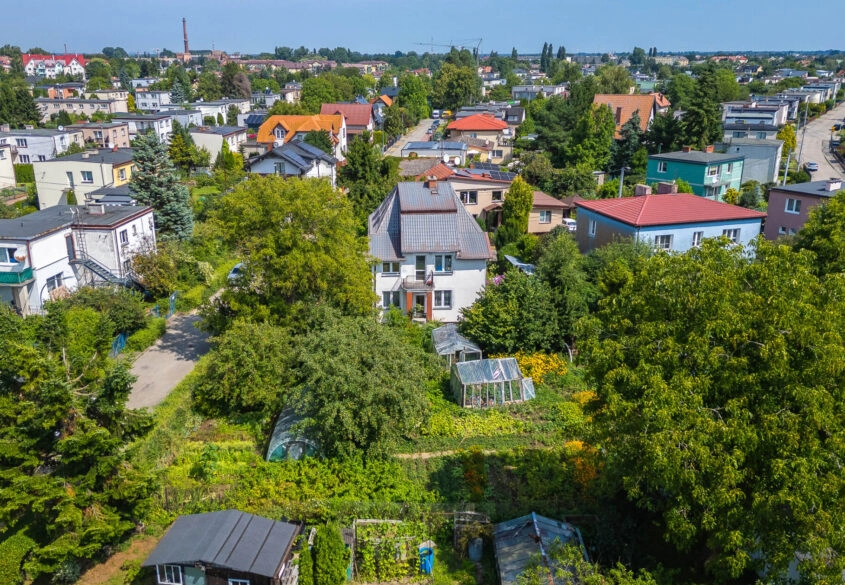 Rodzinny dom z klimatem i potencjałem- duży ogród