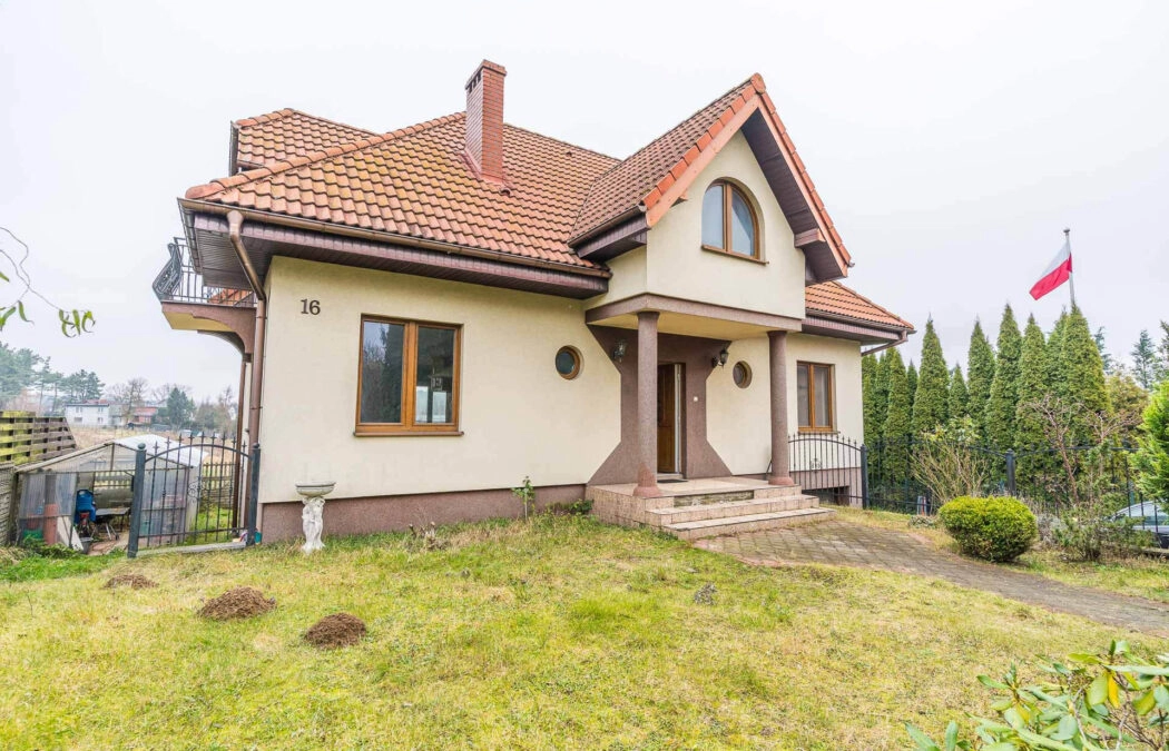 Dom wolnostojący z dwoma osobnymi mieszkaniami