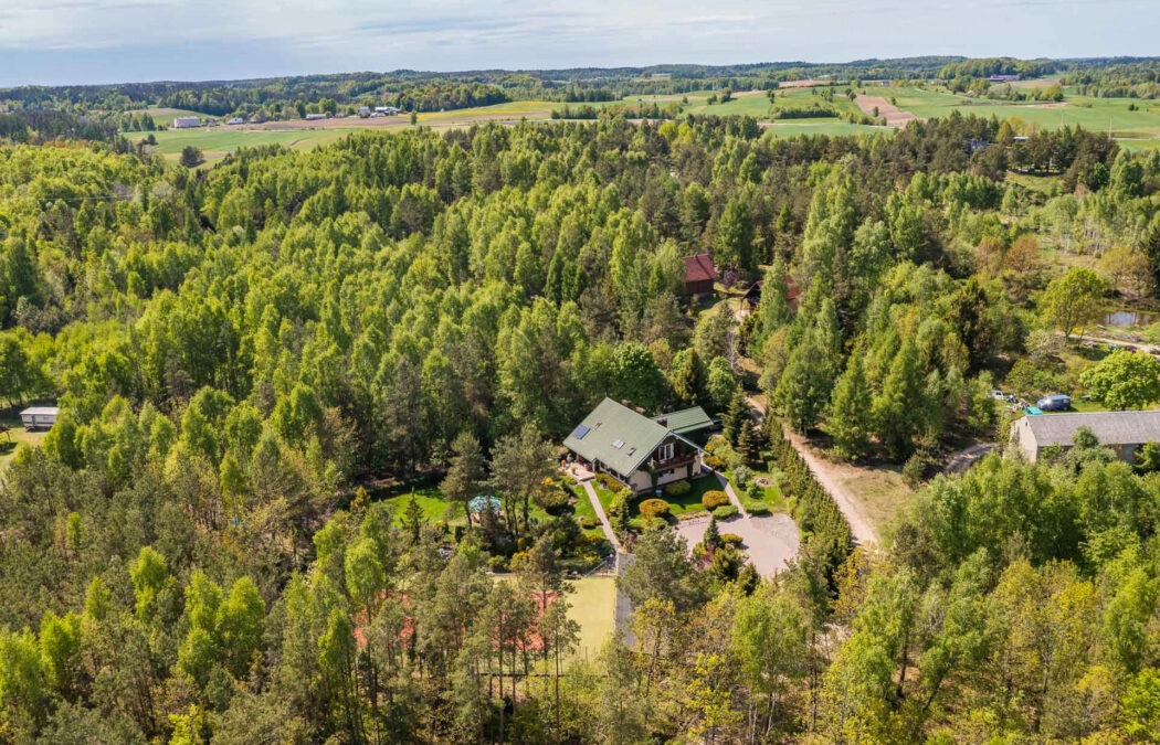 Dom z własnym lasem i kortem tenisowym - jezioro