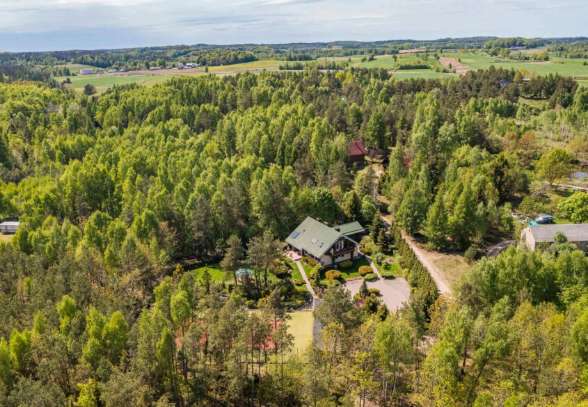 Dom z własnym lasem i kortem tenisowym - jezioro