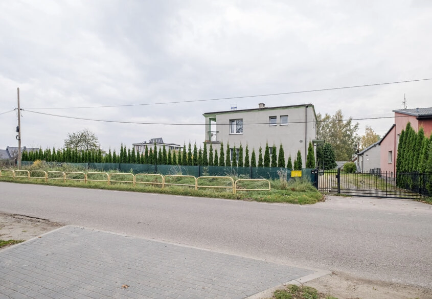 Komfortowy dom z  podziałem na 3 mieszkania