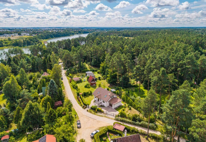 Dom wolnostojący, las, blisko Jezioro Wysockie