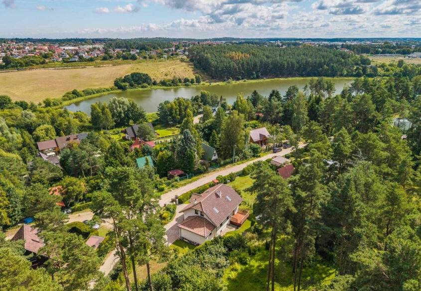 Dom wolnostojący, las, blisko Jezioro Wysockie