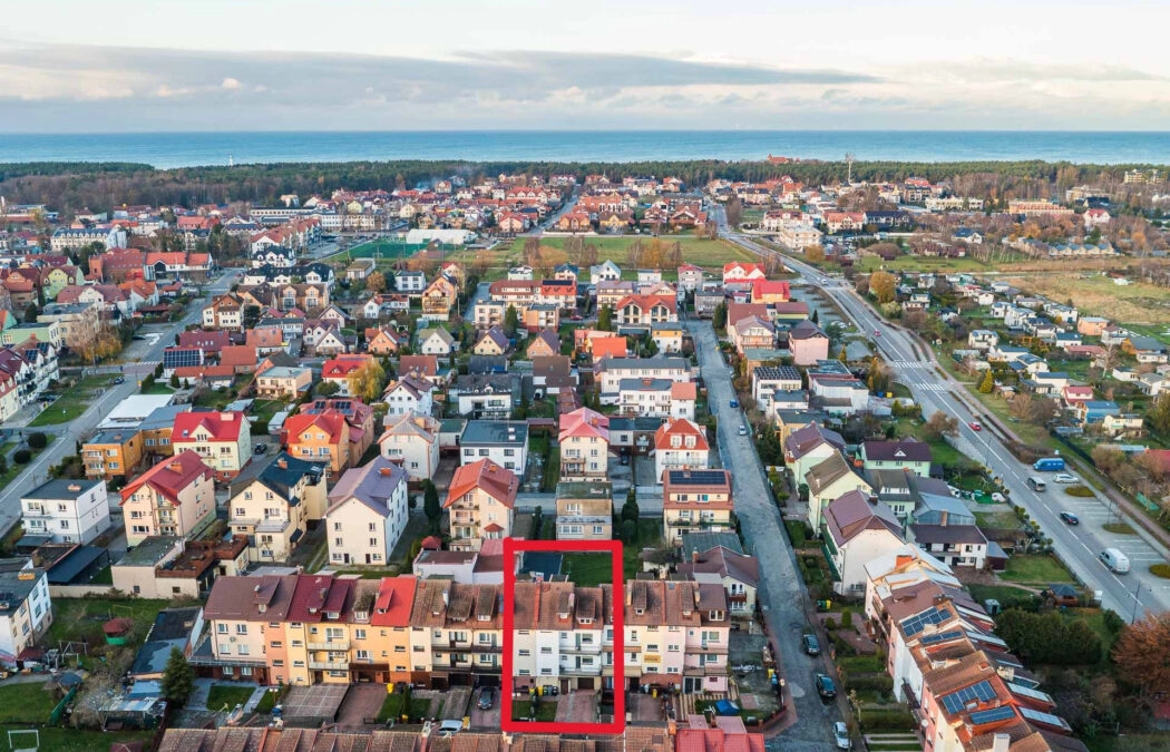 DOM Z 6 NIEZALEŻNYMI APARTAMENTAMI W ŁEBIE