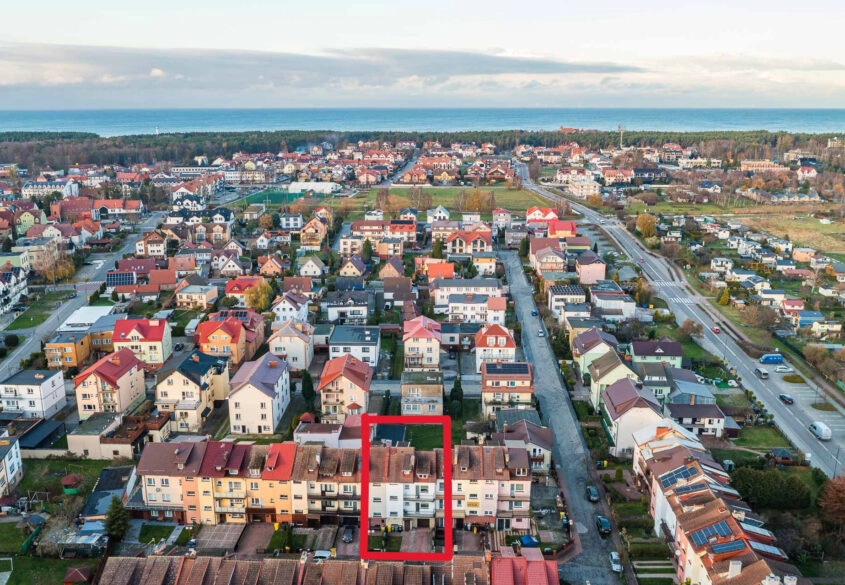 DOM Z 6 NIEZALEŻNYMI APARTAMENTAMI W ŁEBIE