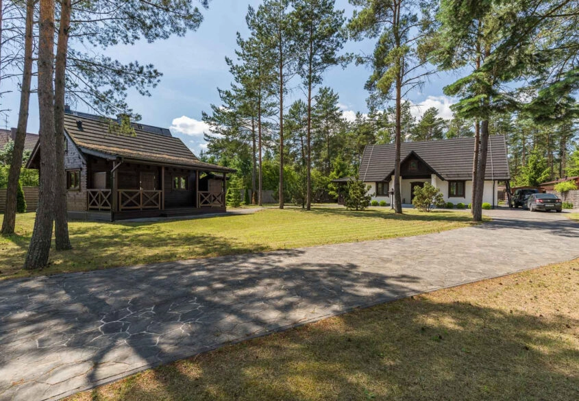 Dwa domy na działce 1823 m² – gotowa inwestycja