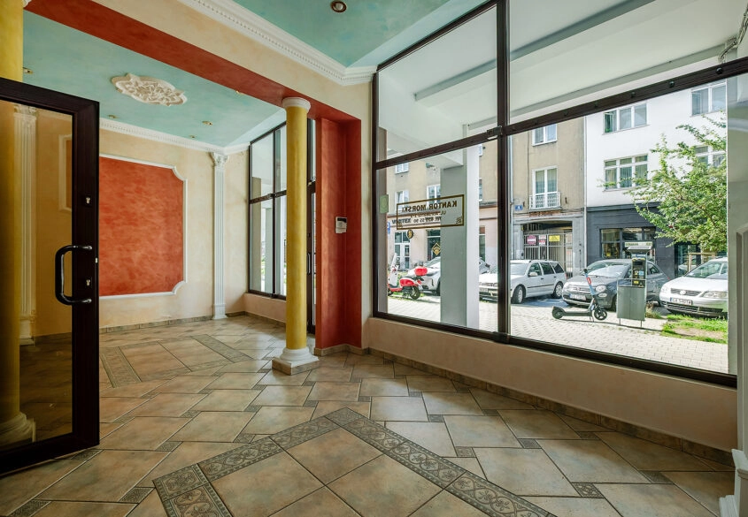 Lokal 60 m2, duże witryny, centrum Gdyni