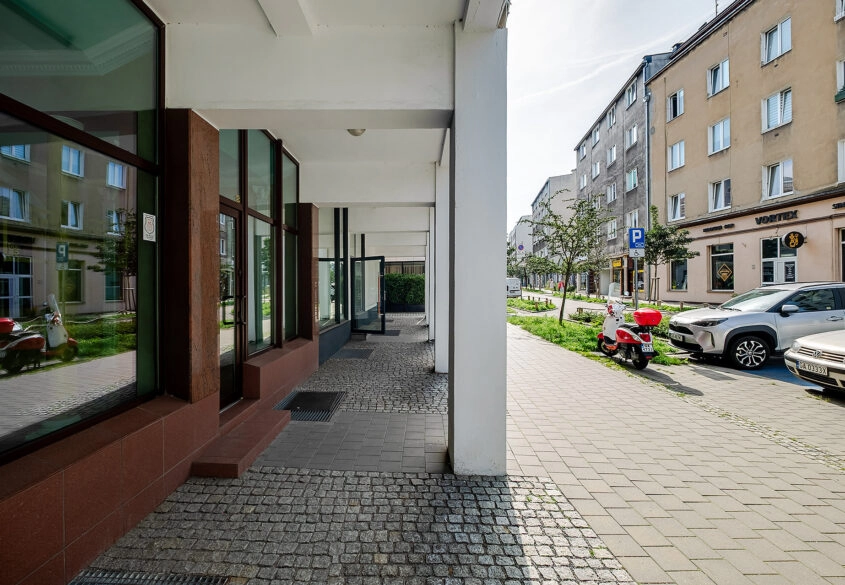 Lokal 60 m2, duże witryny, centrum Gdyni