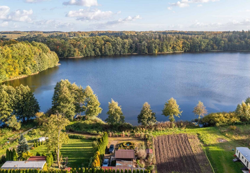 Działka w pierwszej linii od jeziora.Piękny widok.